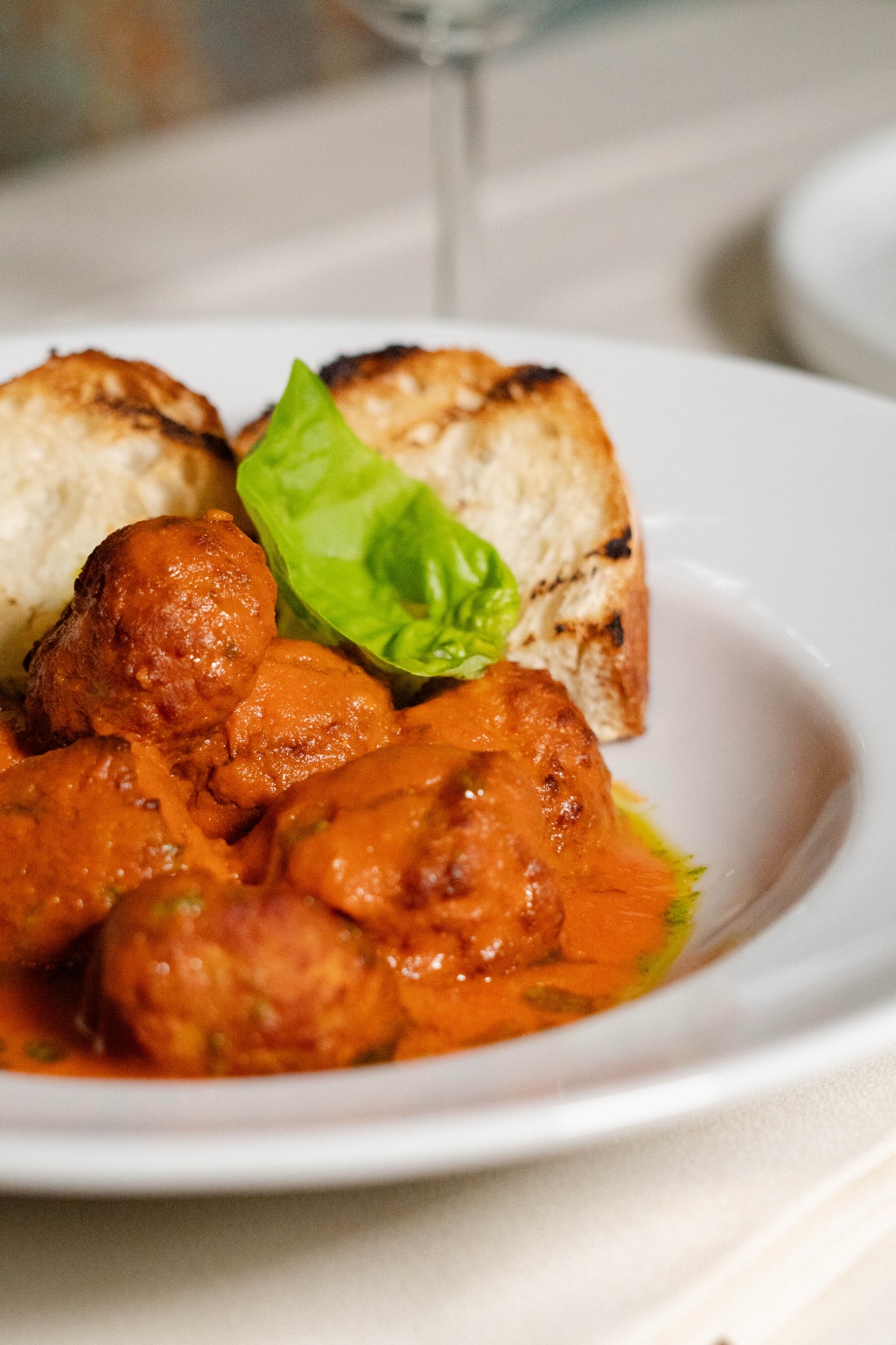 Polpette al sugo con basilico e pane tostato